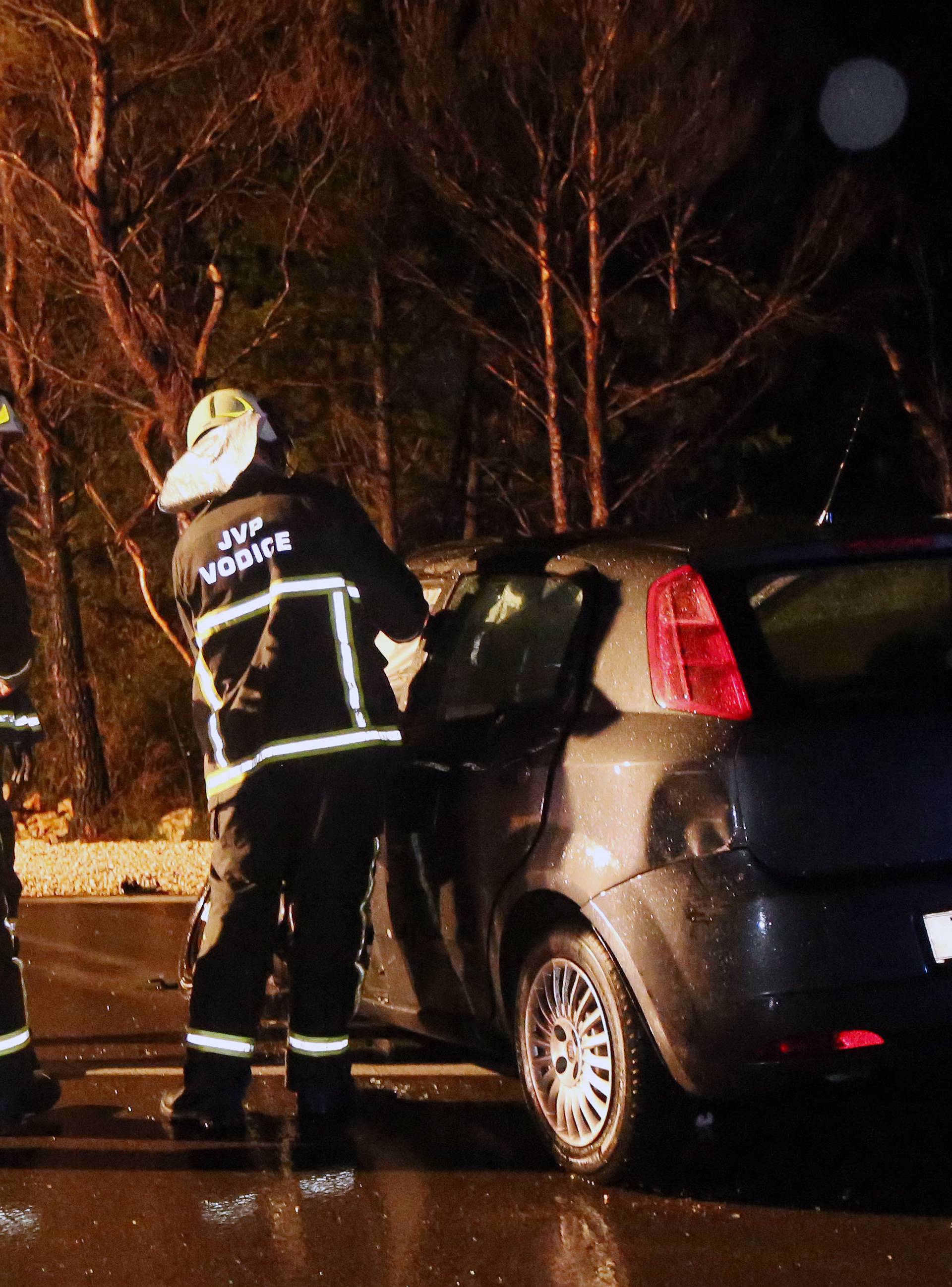 Vatrogasci izvlačili troje ljudi iz auta nakon sudara s busom