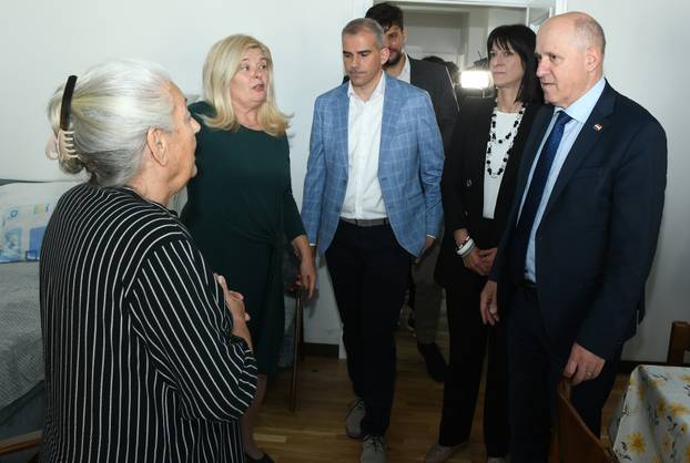Petrinja: Ministar Bačić obišao tri obitelji koijim su izgrađene zamjenske kuće