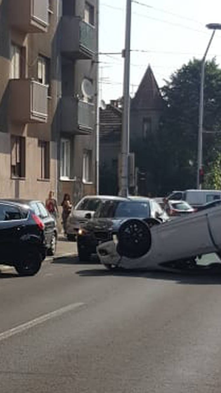 Sudarila se tri auta u Zagrebu:  Jedan od njih završio na krovu