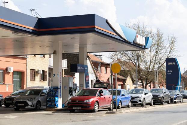Osijek: Gužve na benzinskim postajama uoči najavljenog poskupljenja goriva