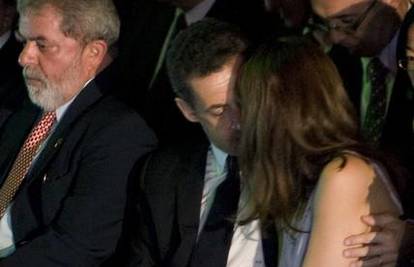 Carla Bruni se na summitu ljubaka s predsjednikom