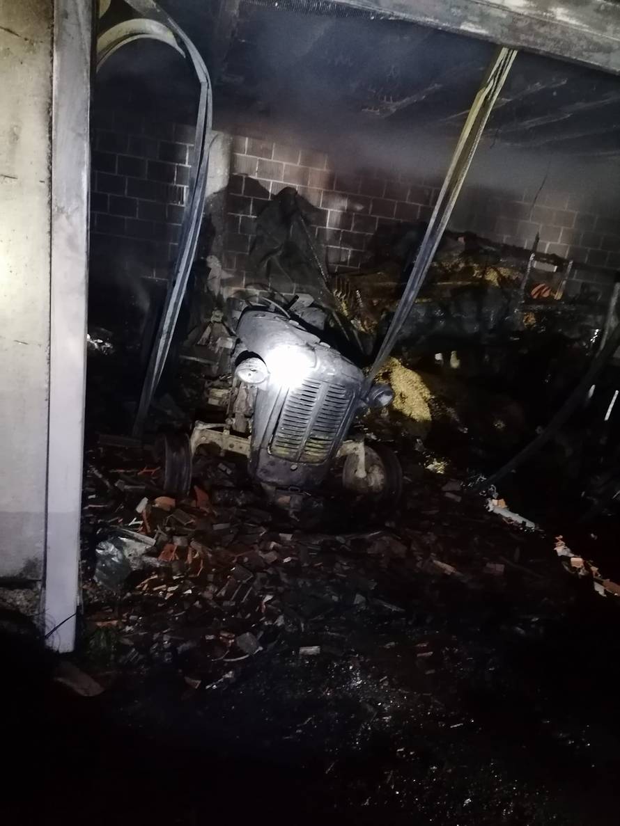 FOTO Buktinja u Zagorju: Auto i dva traktora izgorjeli u garaži, s vatrom se borilo 13 vatrogasaca