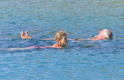 Bablje ljeto: Ugodno kupanje u moru moguće je i u studenom