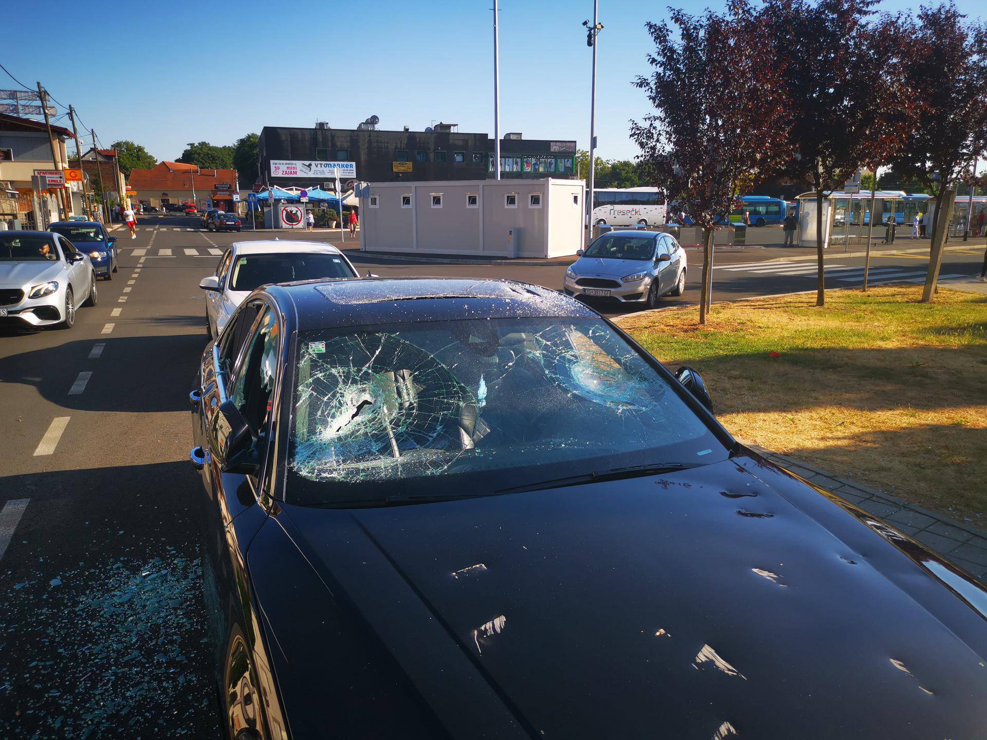 Sjekirom uništio Audi: 'Nosio ju je preko ramena, počeo udarati, pa nazvao policiju i pričekao ih'