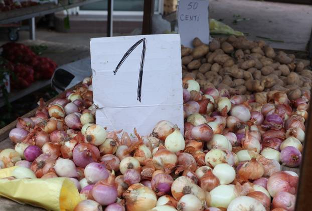 Šibenik: Ponuda vo?a i povr?a na šibenskoj tržnici