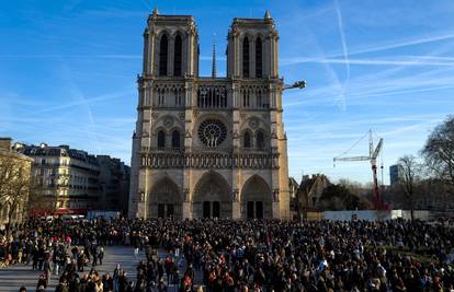 Zvona katedrale Notre-Dame zvonila 88 puta za papu Franju, Eiffelov toranj u mraku