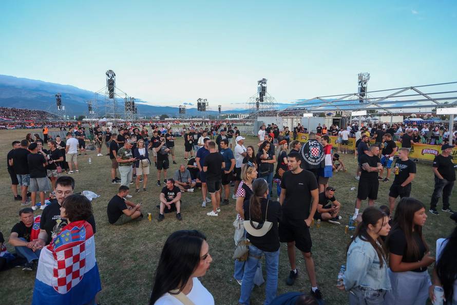 Sinj: Thompsonovi obožavatelji čekaju početak koncerta na hipodromu