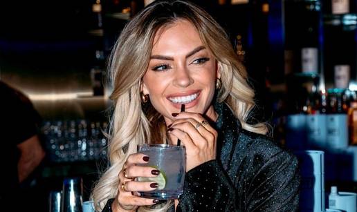 FOTO Prelijepa Emma na stranici na kojoj se svi skidaju 'mlati' pare bez golotinje