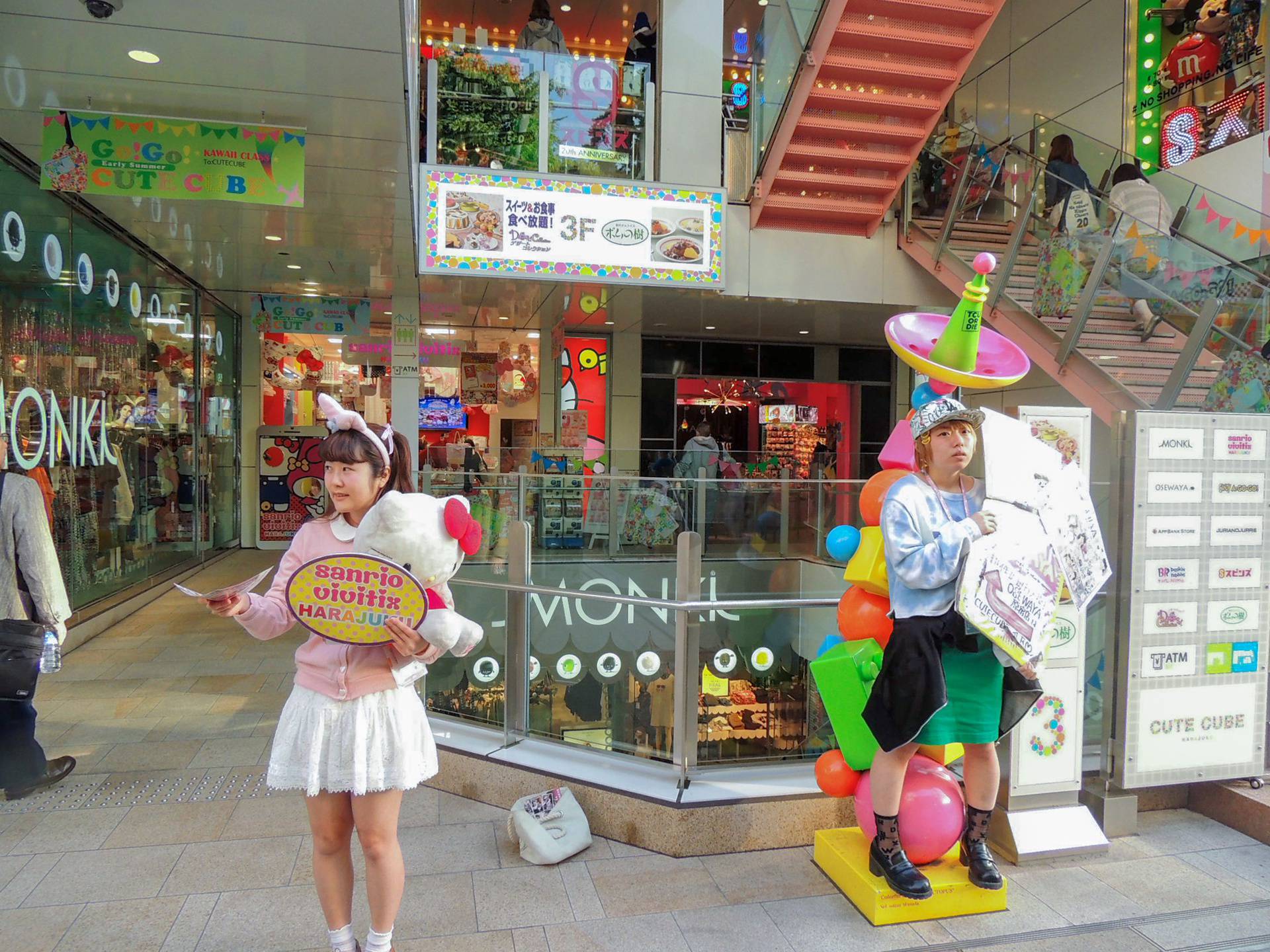 Neke ozbiljno 'čudne' stvari postoje samo u Japanu: Fetiš automati, kafići za maženje...