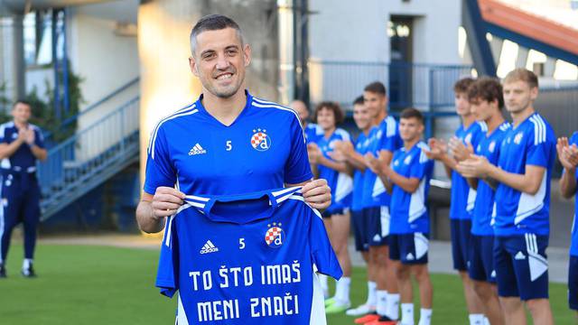 Zagreb: Arijan Ademi vratio se u Dinamo, igrači ga dočekali s pljeskom i majicom s posebnim natpisom