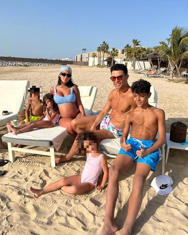 FOTO Georgina na ljetovanju izbacila bujne grudi, ali su svi gledali u ogromni dijamant