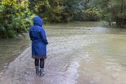 FOTO Vrhunac vodenog vala je stigao u Batinu: Ljudi se voze u čamcima, kuće su poplavljene