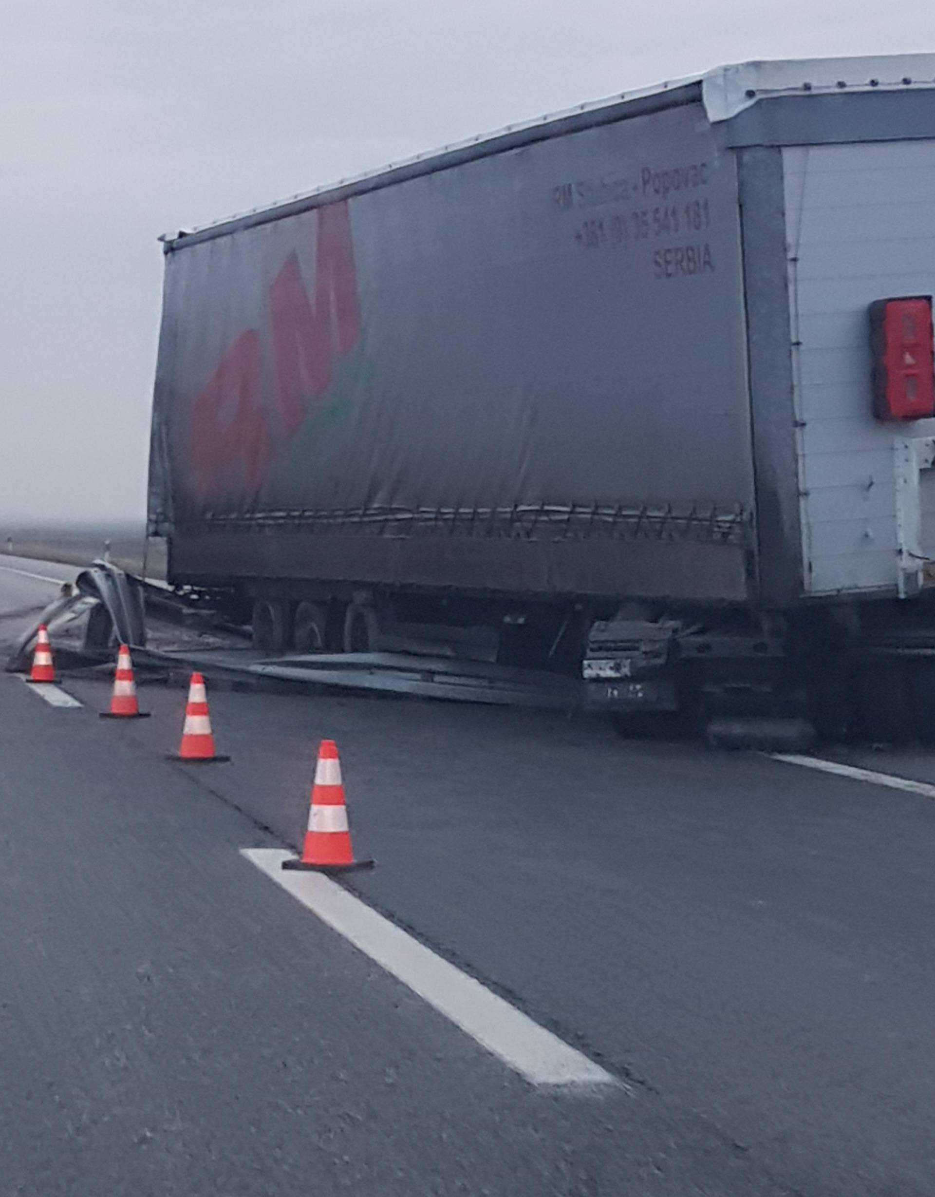 Vozači u bolnici: Kamion probio ogradu, drugi izbjegao sudar...