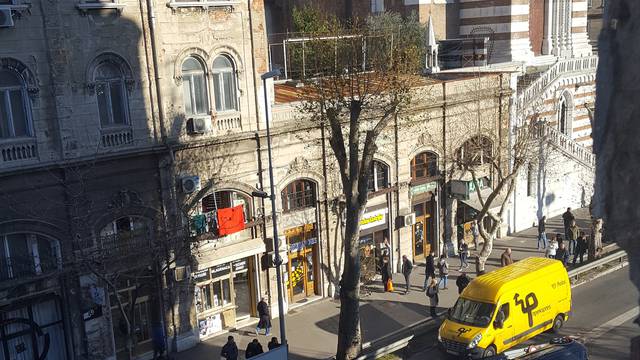 Rijeka: Neozlijeđena nakon što se Audijem prevrnula na bok