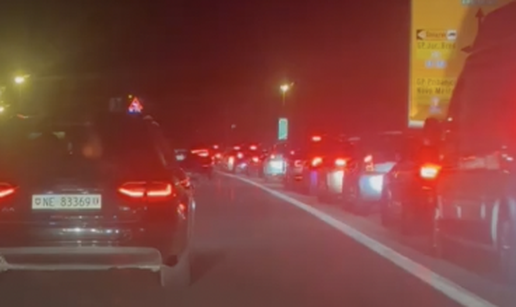 VIDEO Kaos nakon produženog vikenda, ogromne su gužve na A1: 'Kolaps, stojimo u koloni!'