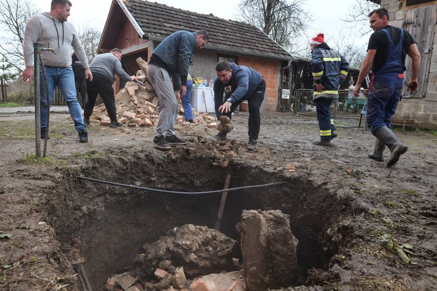 Mještani Mečenčana u strahu zbog rupa koje se otvaraju pokraj kuća