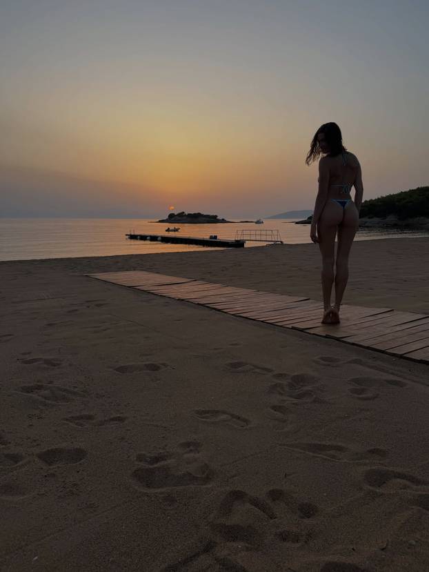 FOTO Bieberova supruga nosi samo tange! Pokazala bujnu guzu, pogledajte kako joj stoje