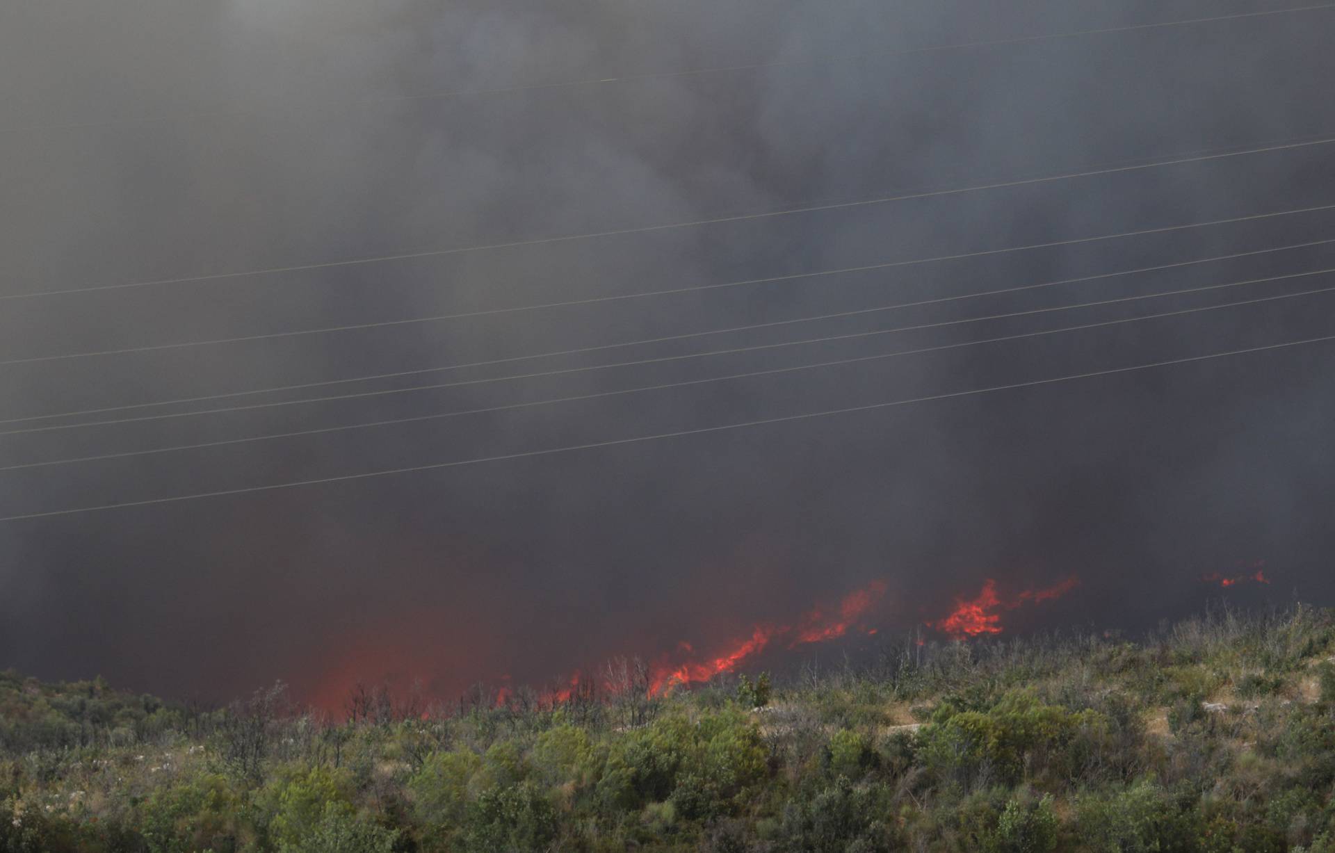 Požar koji je izbio kod Vodica širi se prema Zatonu, kanader pomaže u gašenju