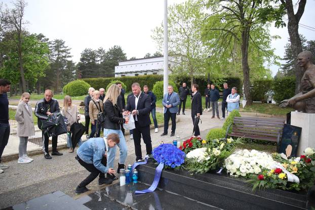 Zagreb: Polaganje vijenaca delegacije Dinama i AIK-a u povodu obilježavanja 10. godišnjice smrti Ivana Turine