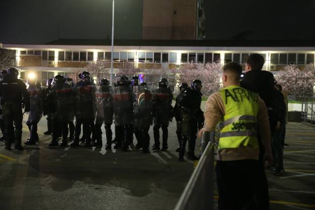 Beograd: Studenti u blokadi  objavili da su blokirali zgradu Radio-televizije Srbije (RTS) i najavili da će blokada trajati 22 sata