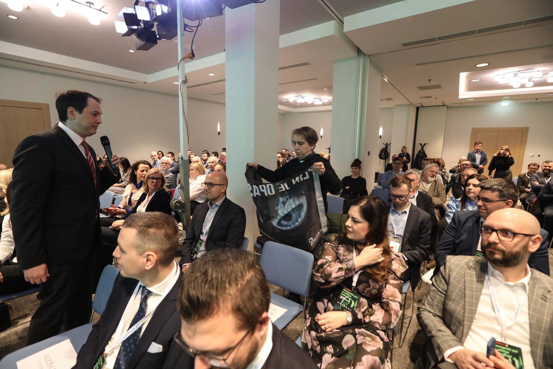 Zagreb: Prosvjednici prekinuli energetsku konferenciju Poslovnog dnevnika "Energetski put u održivu budućnost"