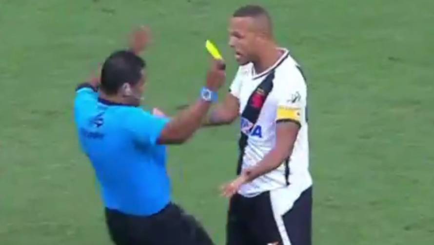 Kad sudac postane - glumac: Simulirao udarac pa dao crveni