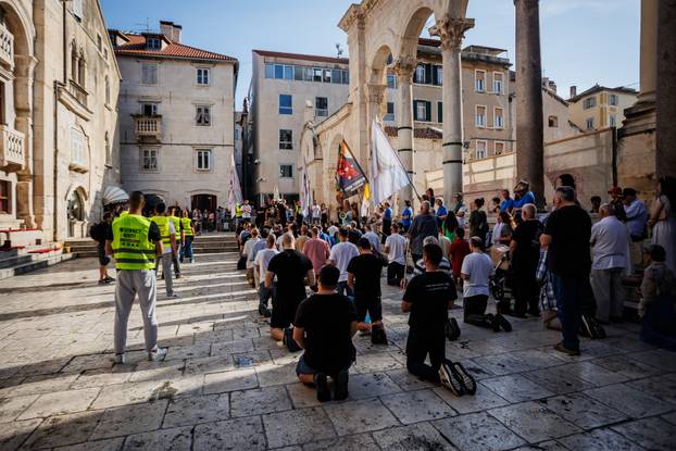 Split: Održana je molitva krunice na splitskom Peristilu