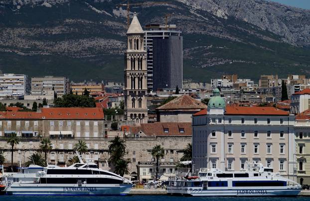 Pogled na splitsku katedralu i buduću najvišu zgradu u Hrvatskoj