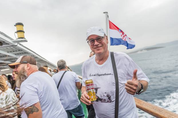 Split: Koncert u čast Oliveru Dragojeviću  na trajektu za Velu Luku