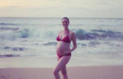 Anne Hathaway potvrdila da je trudna fotografijom u bikiniju