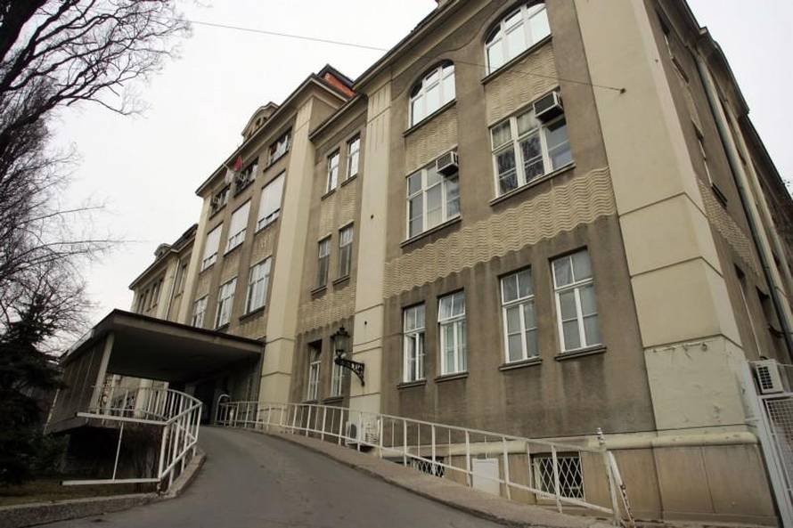 Napao je zaštitara bolnice i policajca zbog cigarete