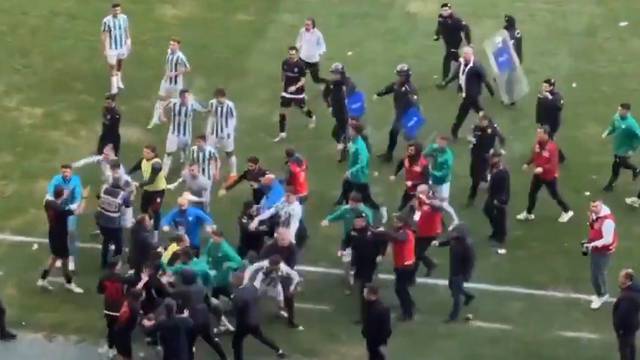 VIDEO Novi neredi u Turskoj: Masovna tučnjava na utakmici