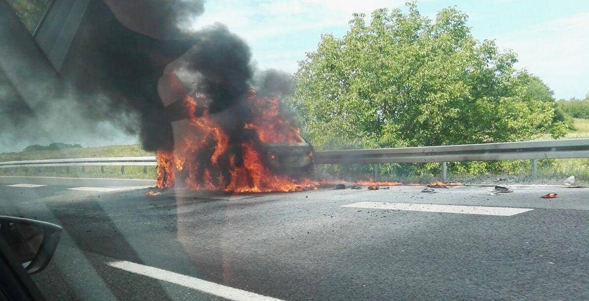 Buktinja uz rub autoceste: U blizini Lučkog zapalio se auto