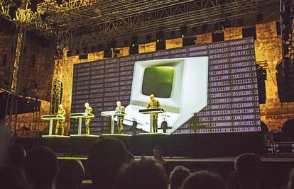 Kraftwerkov audiovizualni 3D spektakl oduševio prepunu Arenu