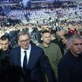 FOTO Miting Vu&ccaron;i&cacute;evih prista&scaron;a i poslu&scaron;nika u Beogradu. Vu&ccaron;i&cacute; sipa obe&cacute;anja, ljudi mu plje&scaron;&cacute;u