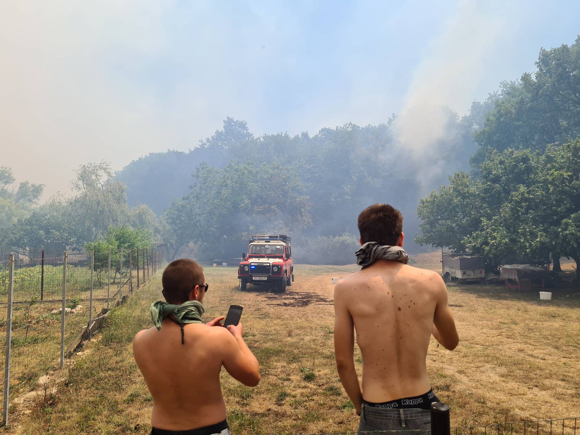 U naselju Valdebek u Puli ponovno je izbio veliki požar, gašenju se pridružio kanader