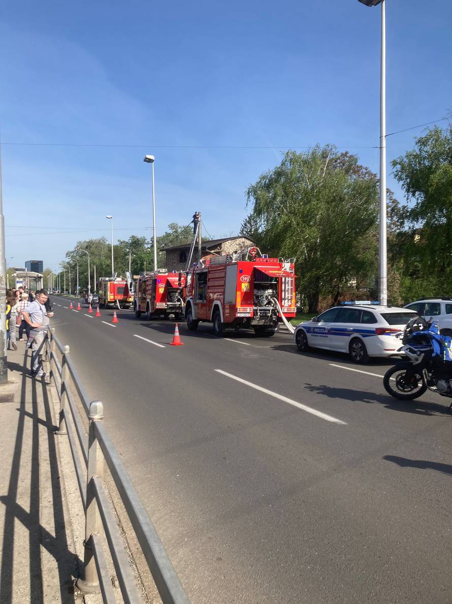 VIDEO Zapalio se auto otpad na Vukovarskoj u Zagrebu: 'Smrdi po plastici, ulica je zadimljena'