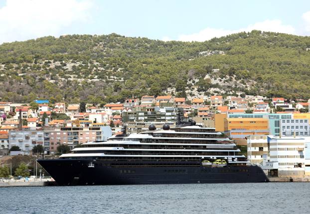 Šibenik: U šibensku luku uplovila je jahta Ritz-Carlton Evrima koja je službeni partner Mercedes AMG Petronas Formula 1 timu
