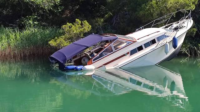 FOTO Brodicu koja je potonula u Krki danas će izvlačiti iz rijeke, u njoj je bilo 400 litara dizela