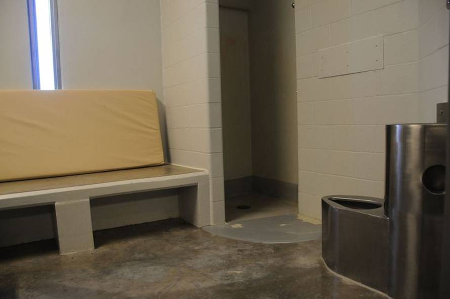 Ovo je zatvor u kojem je bivši policajac ubojica Chauvin. Drže ga u samici 23 sata dnevno