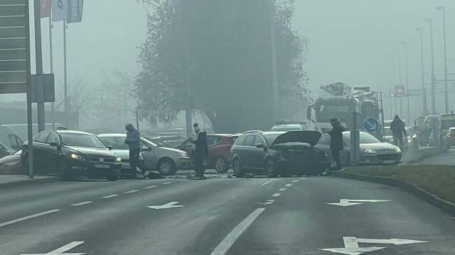 VIDEO Krš i lom u Dubravi: Dva auta se sudarila, nastao kolaps