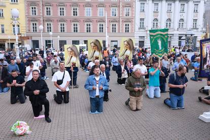 Zagreb: Muškarci okupljeni na molitvi krunice na Trgu bana Jelačića