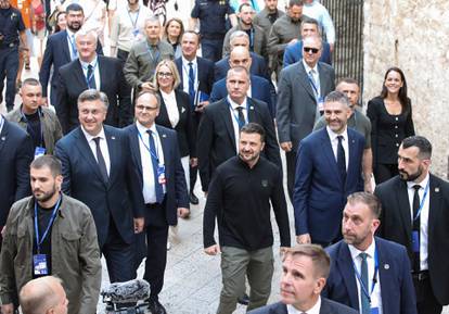 FOTO Zelenski s Plenkovićem u šetnji po Stradunu. Gužva kao usred ljeta i jako osiguranje