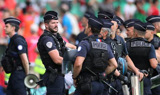 FOTO  Scene kaosa s nogometa na OI: Navijači upali na teren, prekinuli susret skoro dva sata