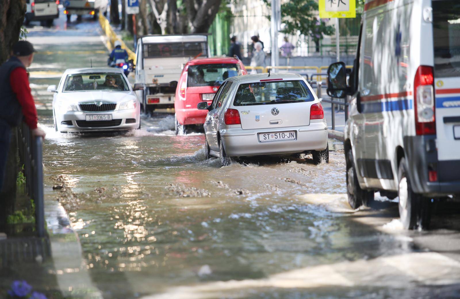 Split: Zbog puknute glavne vodovodne cijevi ulice zavrÅ¡ile pod vodom