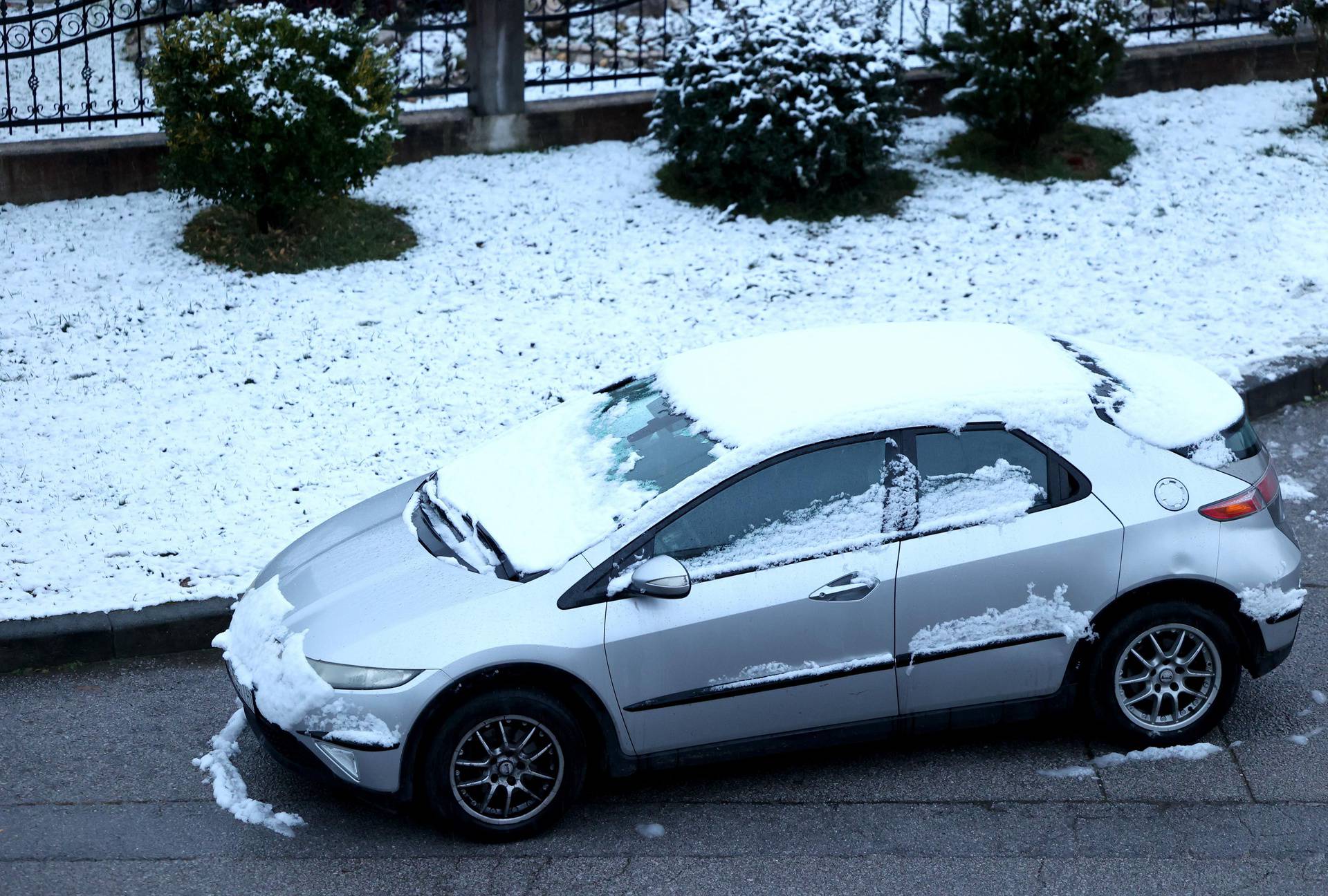 Snijeg zabijelio automobile i krovove u Samoboru