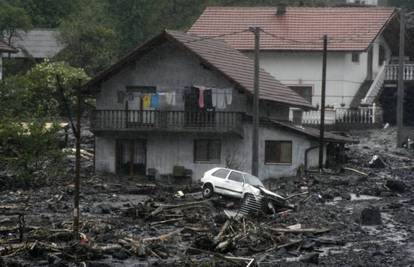 U Maglaju su spasili blizance i majku, Hrvatska šalje pomoć