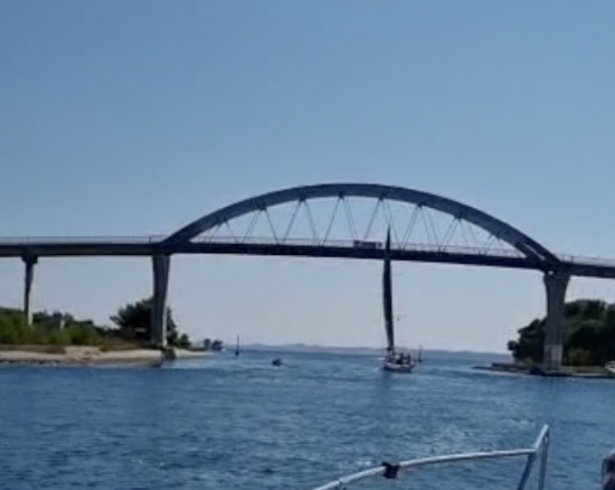 VIDEO Brod opet zapeo za most u Ždrelcu: 'Hoće li zapet'? Ma 'oće! Vidi bisera, koji divljaci'