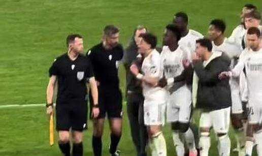 VIDEO Kaoti&ccaron;ne scene na kraju: Igra&ccaron;i Reala okru&zcaron;ili suca, Arda Guler dobio crveni karton!