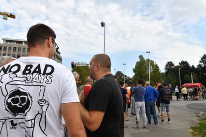 Zagreb: Stotine navijača satima strpljivo čekaju u redu kako bi nabavili ulaznice za utakmicu između Dinama i Chelseaja 